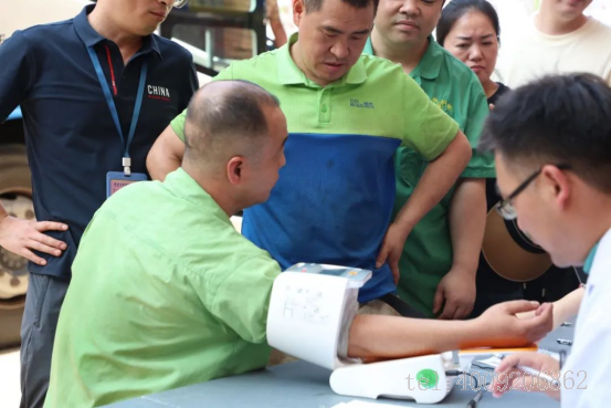 點滴聚愛心，公司組織開展公益獻血活動(圖1)